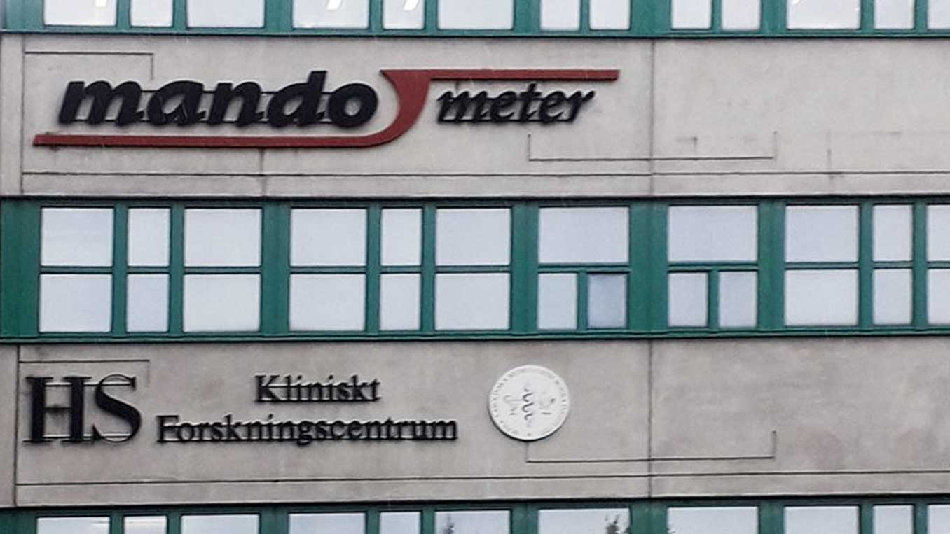 Mando meter logotyp på en grå fasad