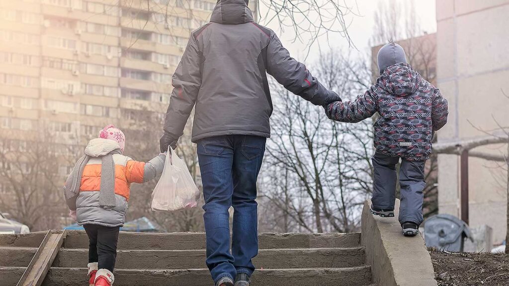 Många barn drabbas också när deras föräldrar får avslag