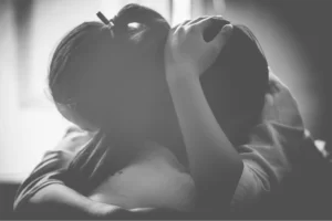 suicidal person blir kramad av en vän