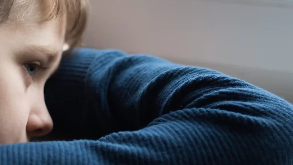 Barn tittar i tomma intet, närbild