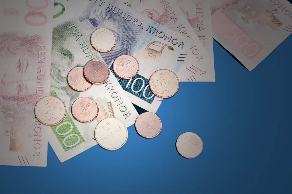 Pengar ligger på blå bakgrund