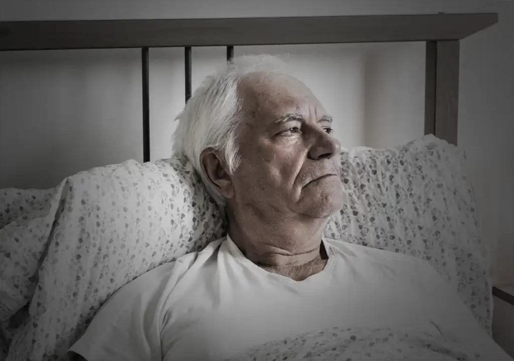äldre man som fått elchocker, ligger i en sjukhussäng