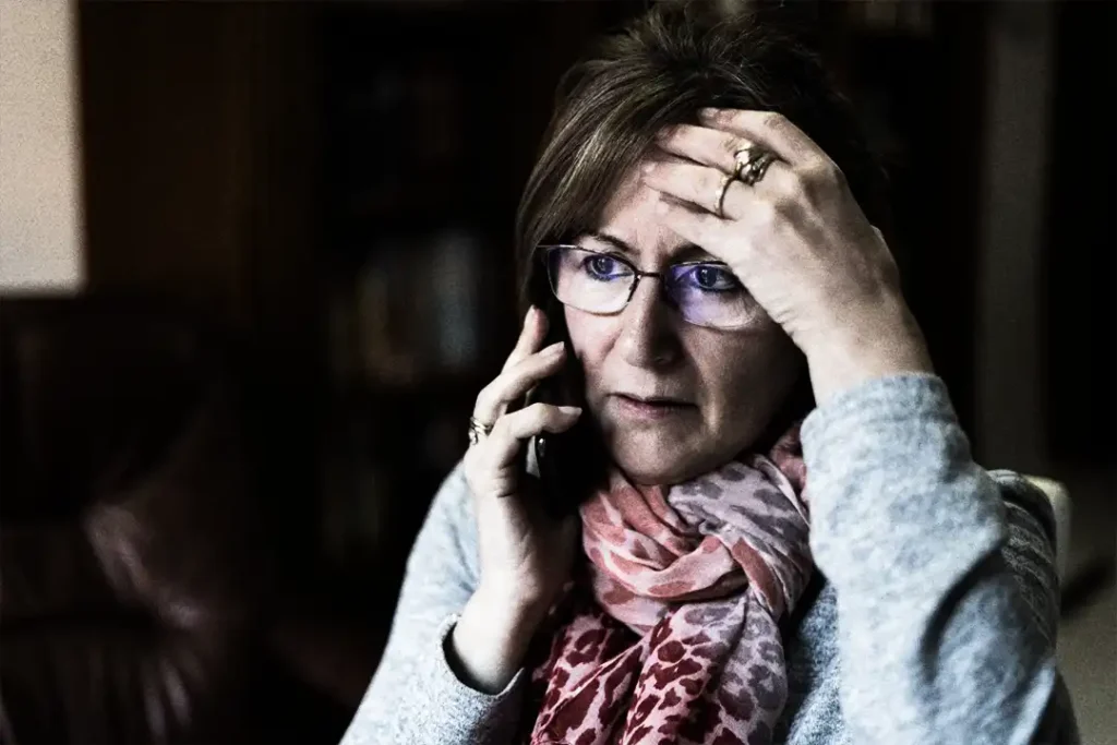 Kvinna får sorgligt besked över telefonen