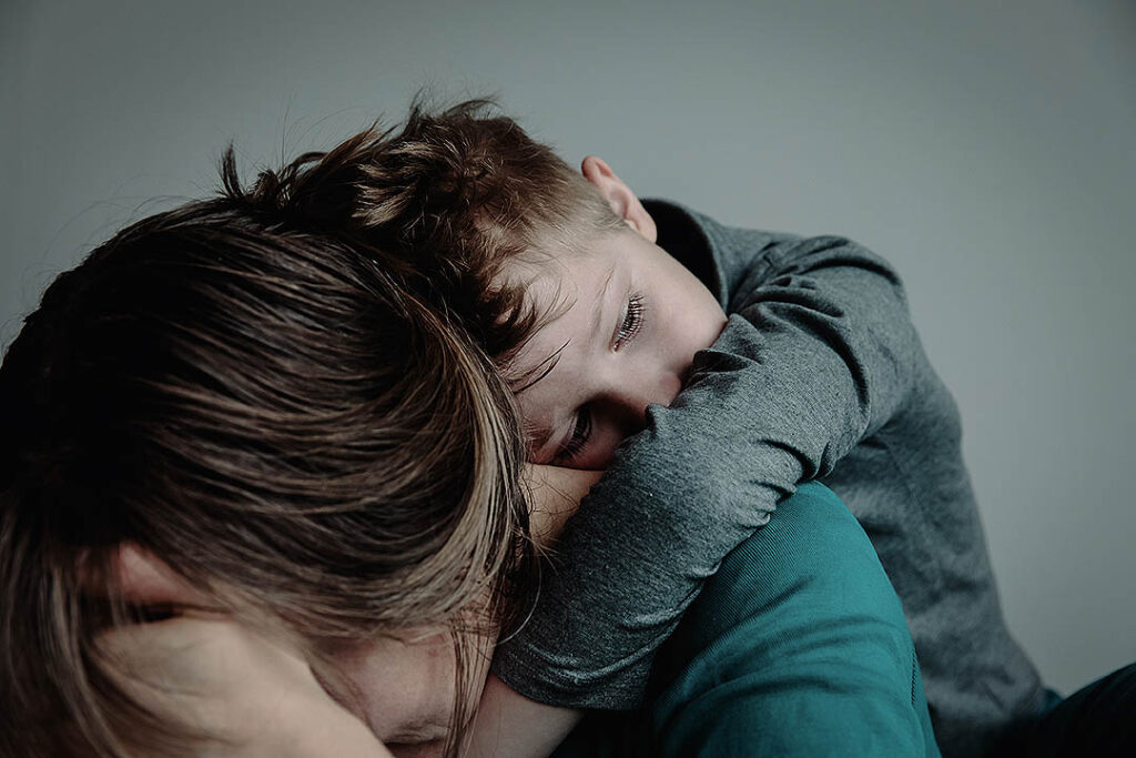 Barn kramar om sin mamma vi ett utsatt situation i livet.