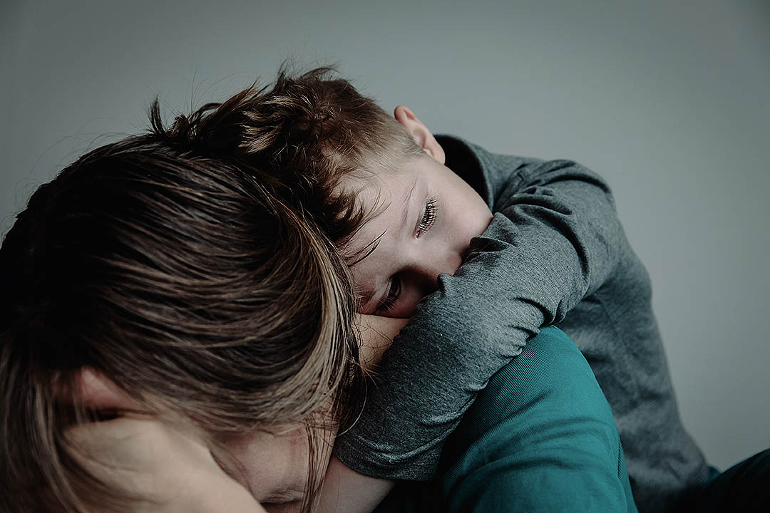 Barn kramar om sin mamma vi ett utsatt situation i livet.