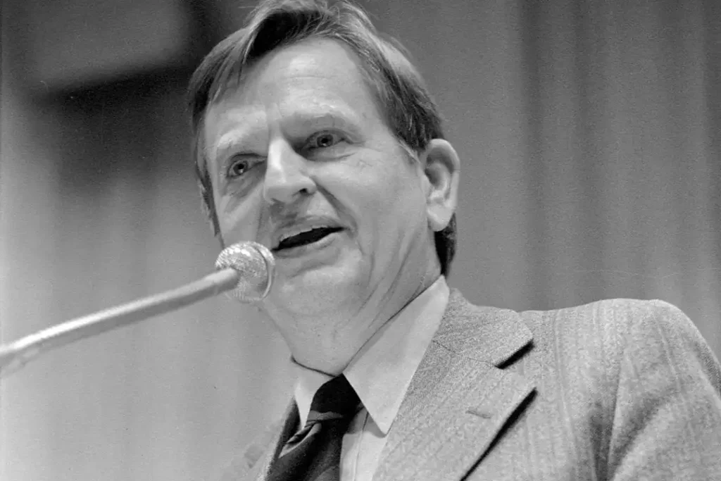 Olof Palme talar på en kongress.