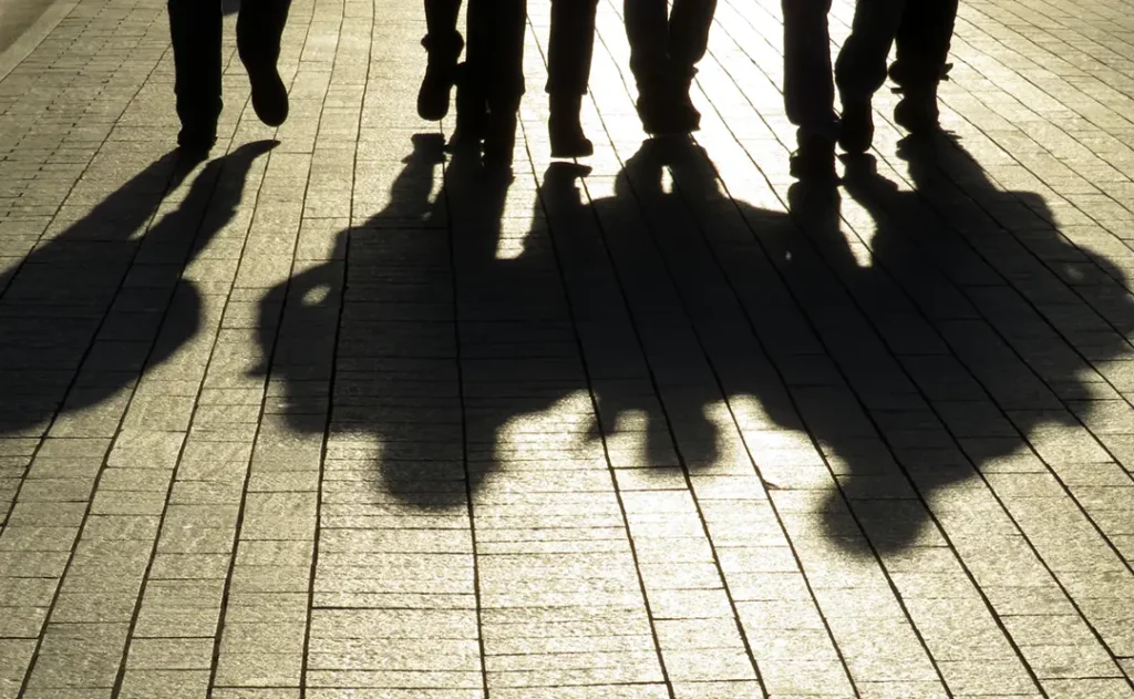 En gata, siluetter av ett gäng komma gående