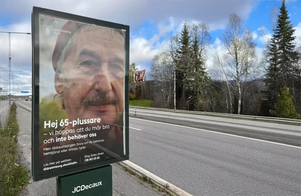 Annons från Stockholm stad längs med en motorväg, Hej 65-plusssare