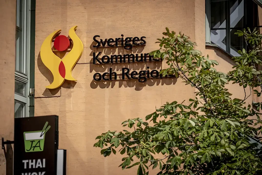 SKR logotyp på husväggen vid Hornsgatan Södermalm