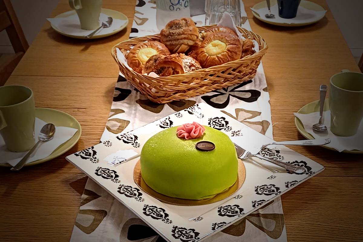 Fredagsfika med prinsesstårta och bullar