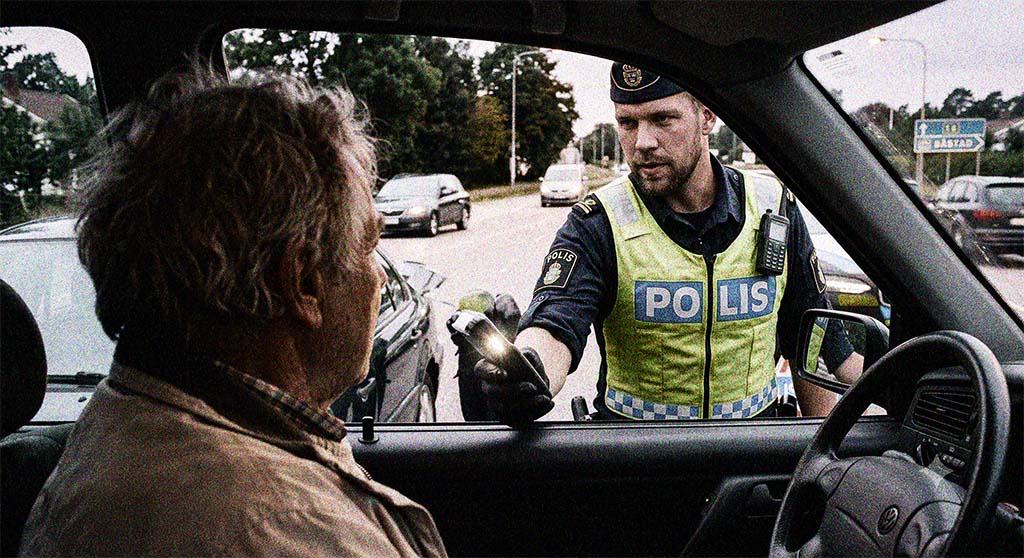 Polis gör en nykterhetskontroll