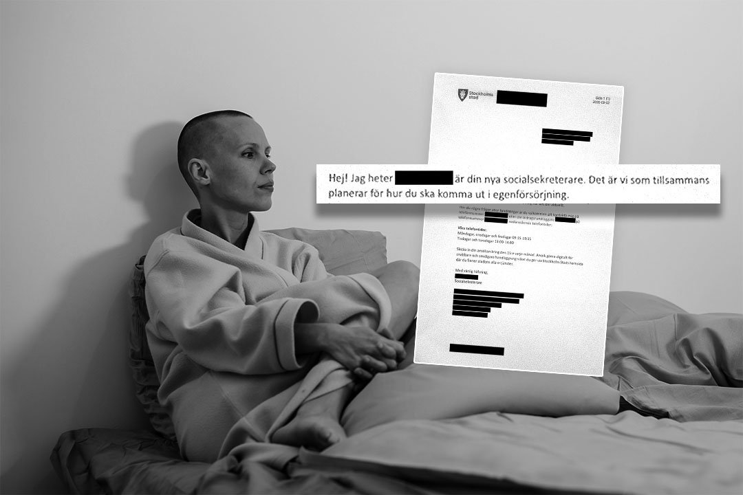 Kvinna cancersjuk sitter i sin säng lutad mot väggen.